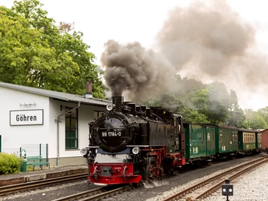 Hochzeitslocation: Standesamtliche Trauung in der historischen Schmalspurbahn "Rasender Roland" - Vju Hotel Rügen