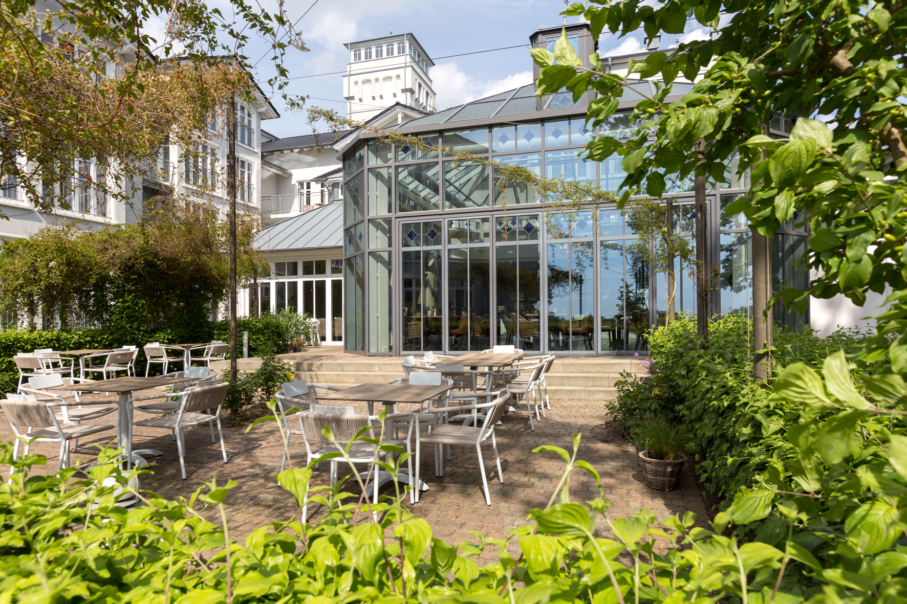 Hochzeitslocation: Die Frühstücksterrasse mit Wintergarten. - Vju Hotel Rügen