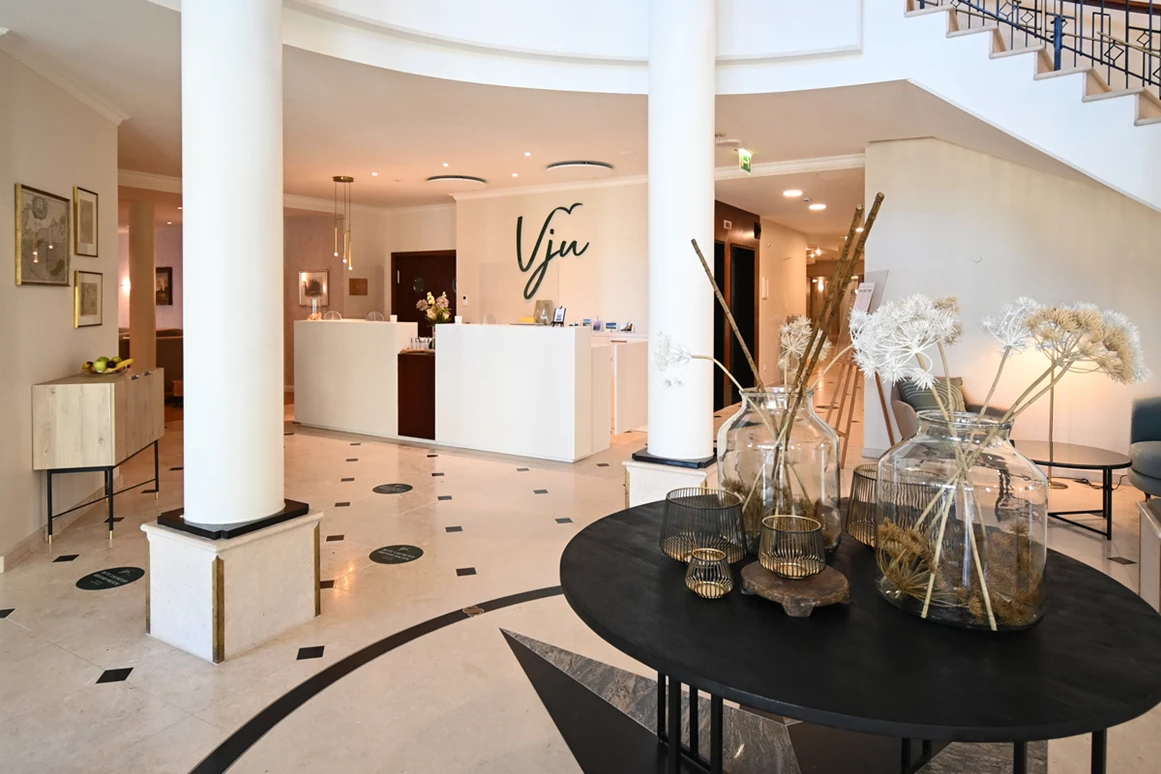 Hochzeitslocation: Die Lobby der Hochzeitslocation VJU Hotel Rügen in Mecklenburg-Vorpommern. - Vju Hotel Rügen