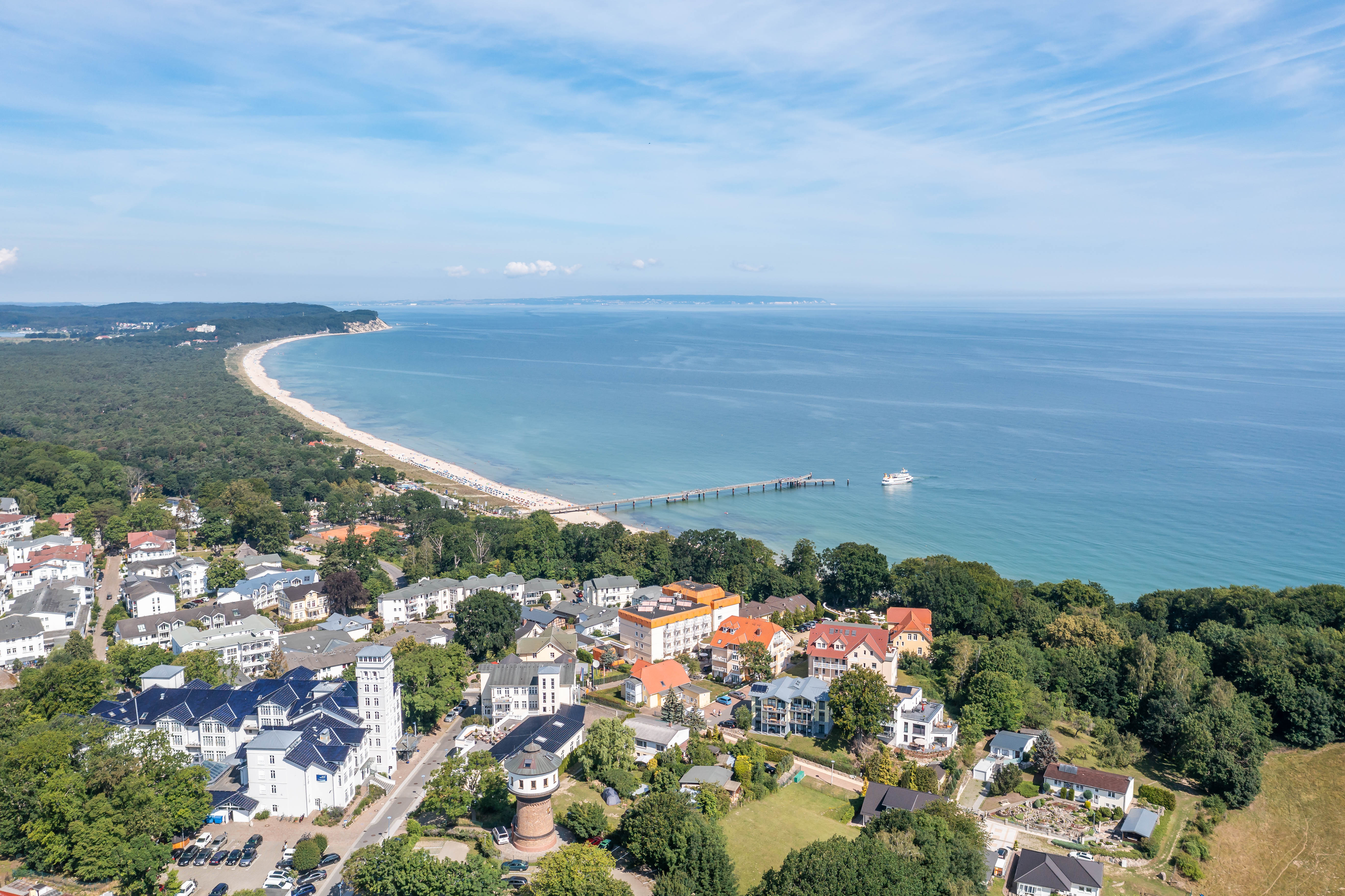 Hochzeitslocation: Luftbild der Göhrener-Bucht. - Vju Hotel Rügen