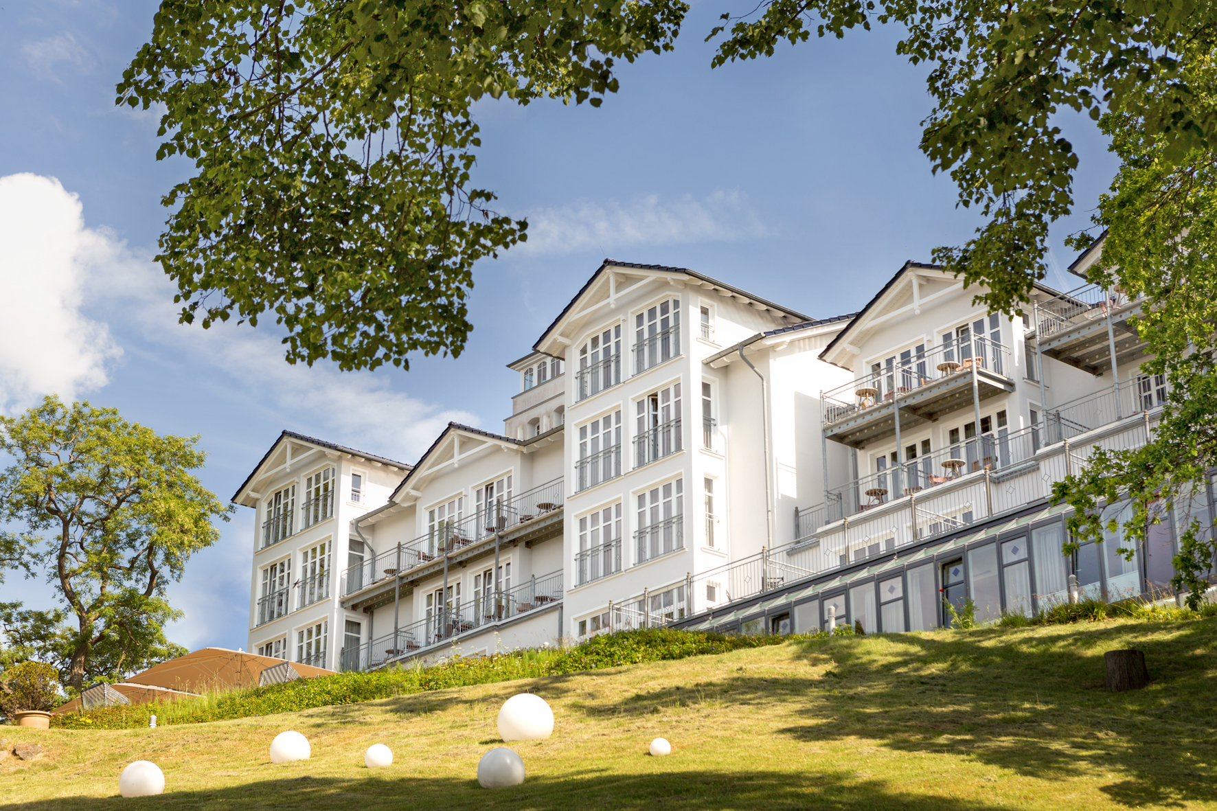 Hochzeitslocation: Außenansicht des Haupthauses. - Vju Hotel Rügen