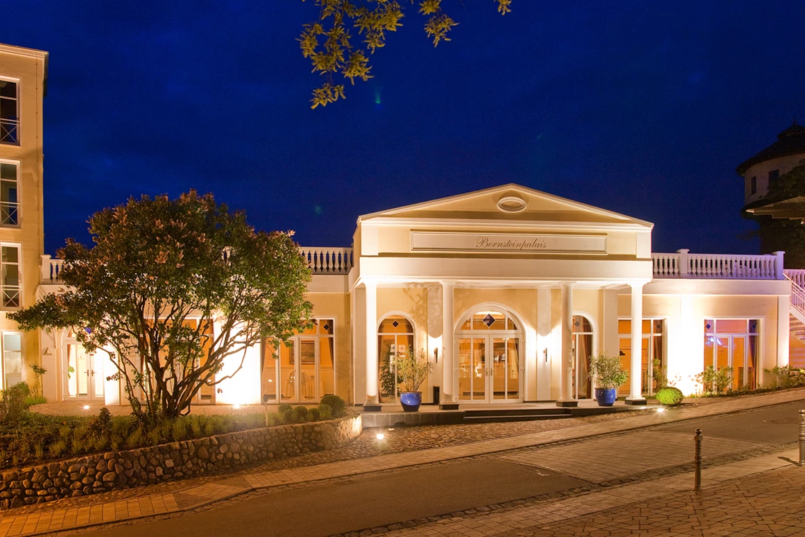 Hochzeitslocation: Die Hochzeitslocation Bernsteinpalais in Mecklenburg-Vorpommern, festlich beleuchtet. - Vju Hotel Rügen