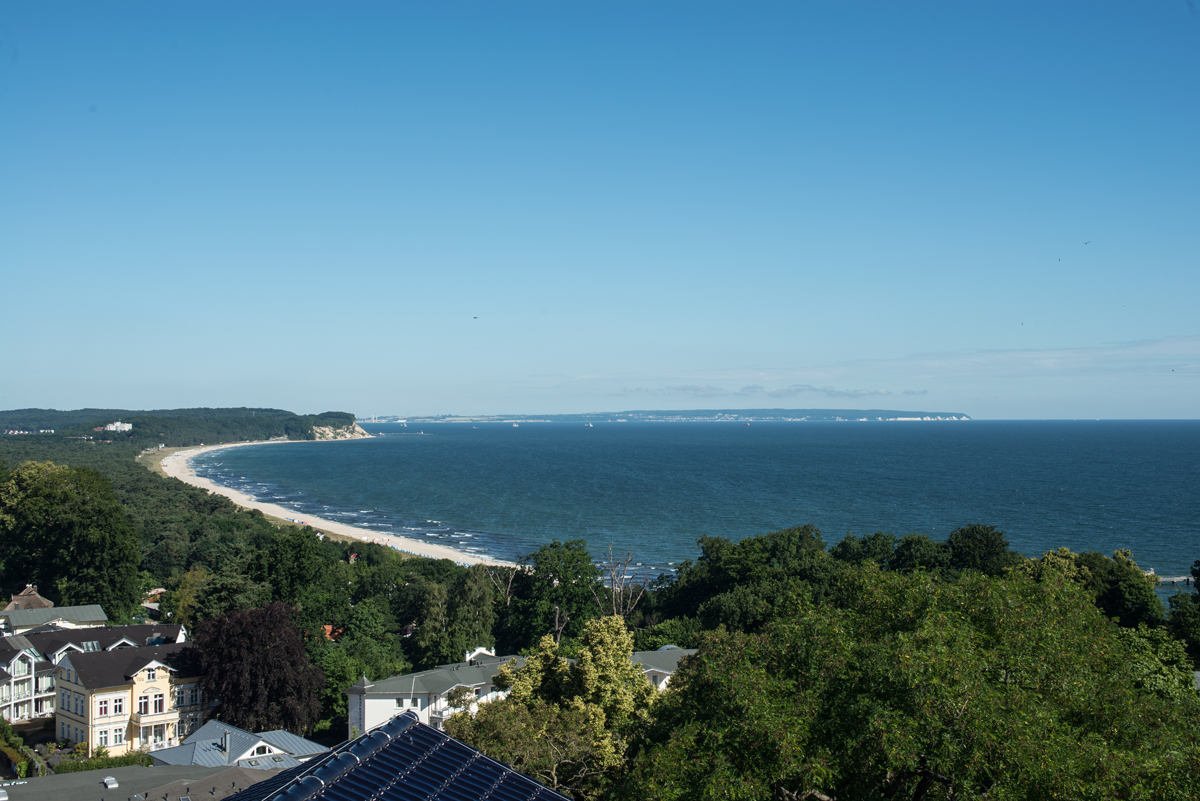 Hochzeitslocation: Ausblick vom Turmzimmer auf die Kreidefelsen - dem Standesamt im Turmcafé. - Vju Hotel Rügen