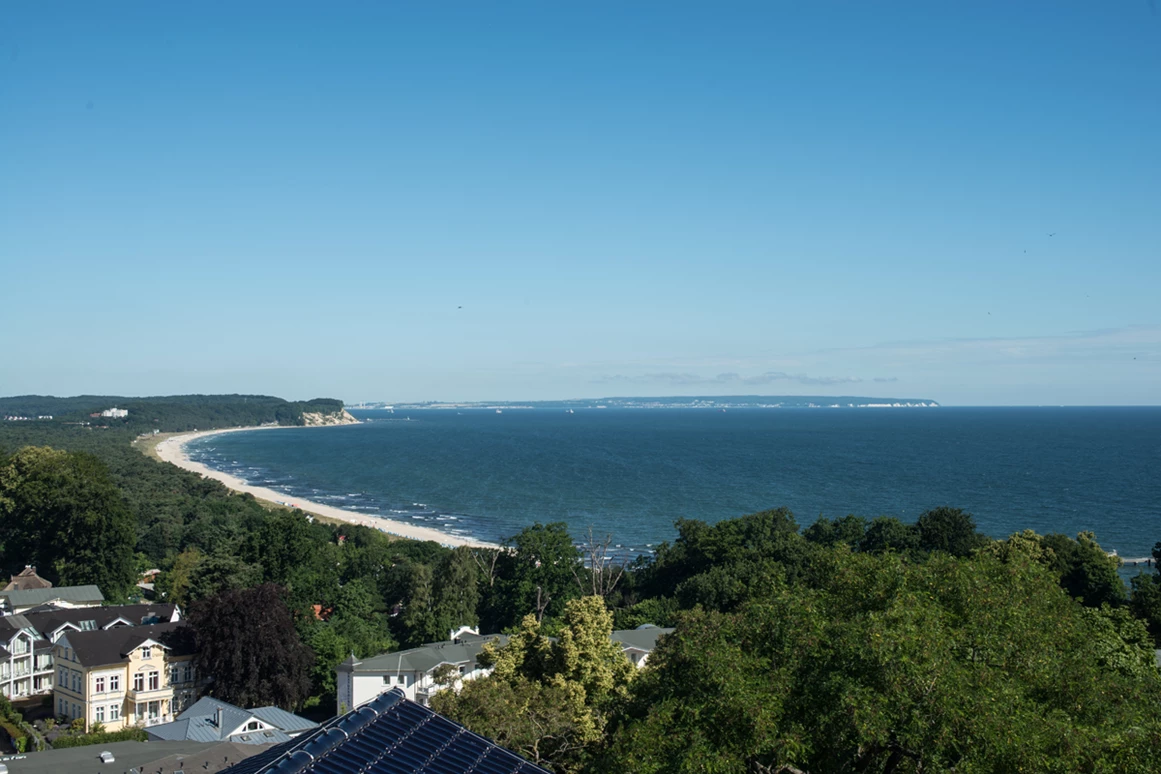 Hochzeitslocation: Ausblick vom Turmzimmer auf die Kreidefelsen - dem Standesamt im Turmcafé. - Vju Hotel Rügen
