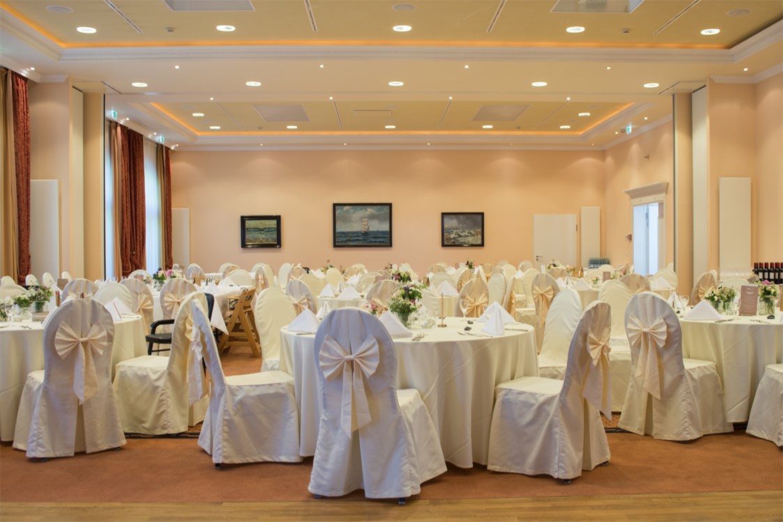 Hochzeit: Festlich geschmückter Ballsaal für eine große Hochzeitsgesellschaft im Bernsteinpalais - Vju Hotel Rügen