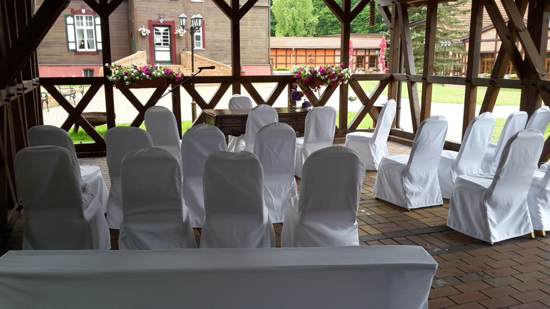 Hochzeit: Trauung unter dem Backhaus - Jagdschloss Waldsee