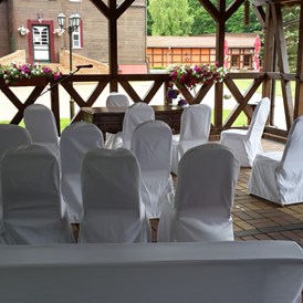Hochzeit: Trauung unter dem Backhaus - Jagdschloss Waldsee