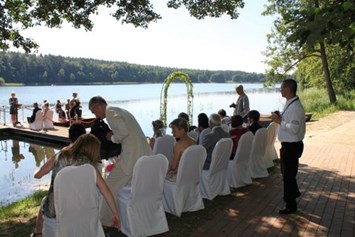 Hochzeit: Trauung auf dem Steg - Jagdschloss Waldsee