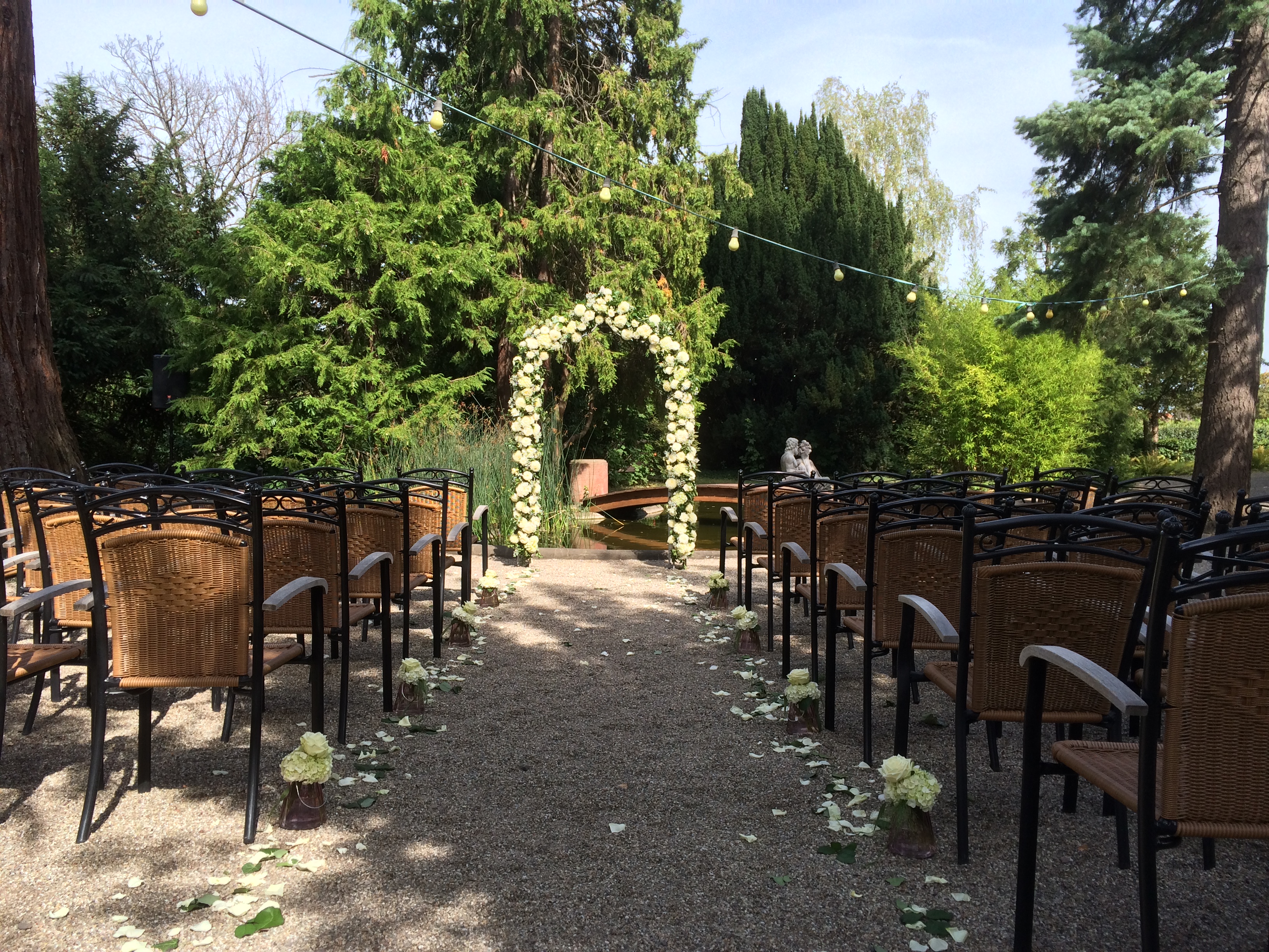 Hochzeit: Eine Hochzeit unter freiem Himmel auf Schloss Edesheim. - Hotel Schloss Edesheim