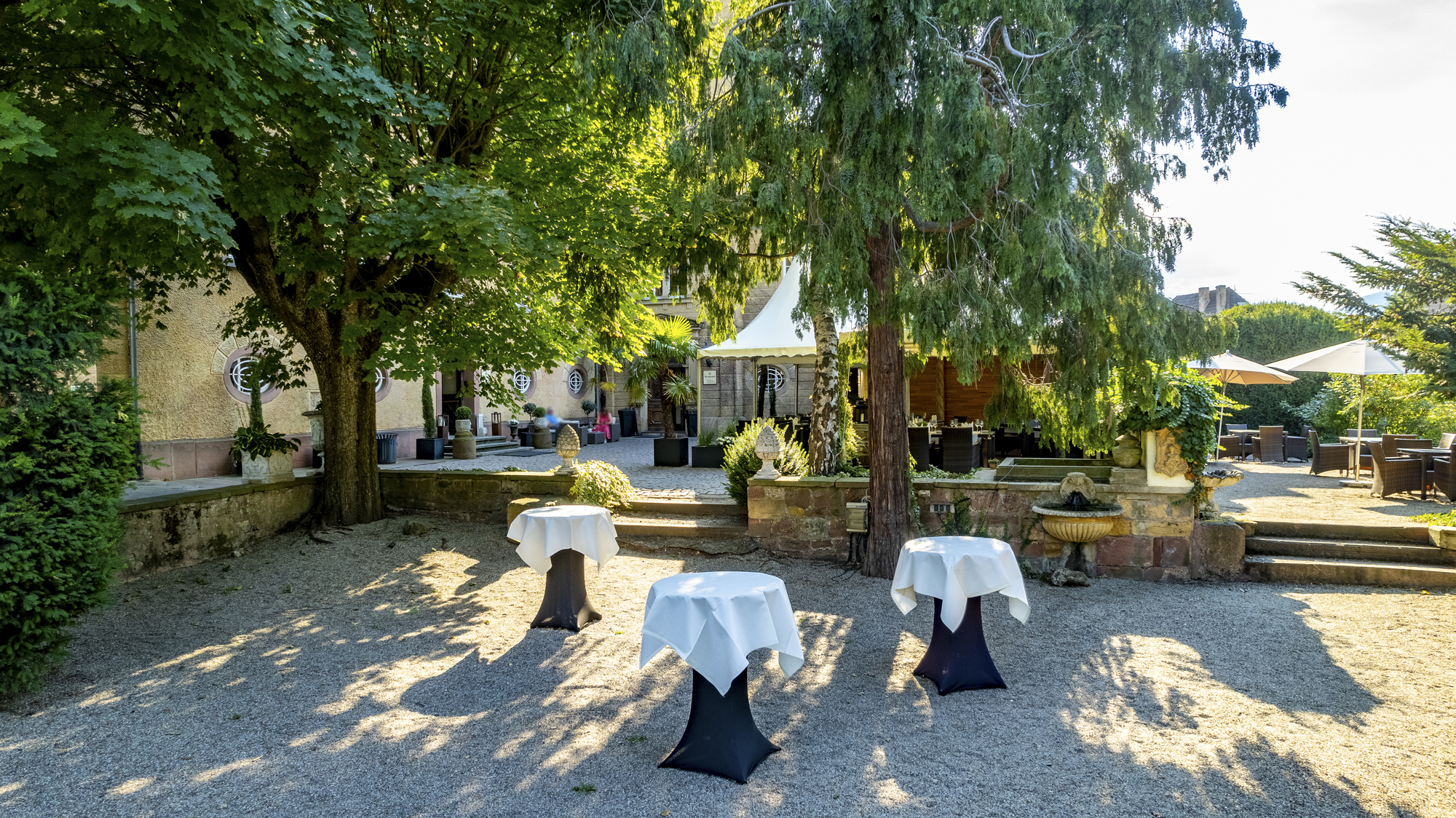 Hochzeit: Für einen Sektempfang empfehlen wir den Schlossgarten. - Hotel Schloss Edesheim