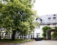Hochzeit: Historischer Innenhof - Hofgut Georgenthal