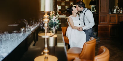 Hochzeit - Freigericht (Main-Kinzig-Kreis) - Die Bar des Kempinski Hotel Frankfurt-Gravenbruch lädt zu tollen Paarshootings ein. - Kempinski Hotel Gravenbruch Frankfurt