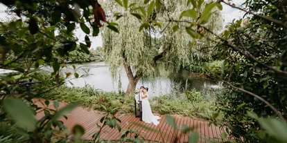 Hochzeit - Freigericht (Main-Kinzig-Kreis) - Die große Gartenanlage des Kempinski Hotel Frankfurt-Gravenbruch mit eigenem See. - Kempinski Hotel Gravenbruch Frankfurt