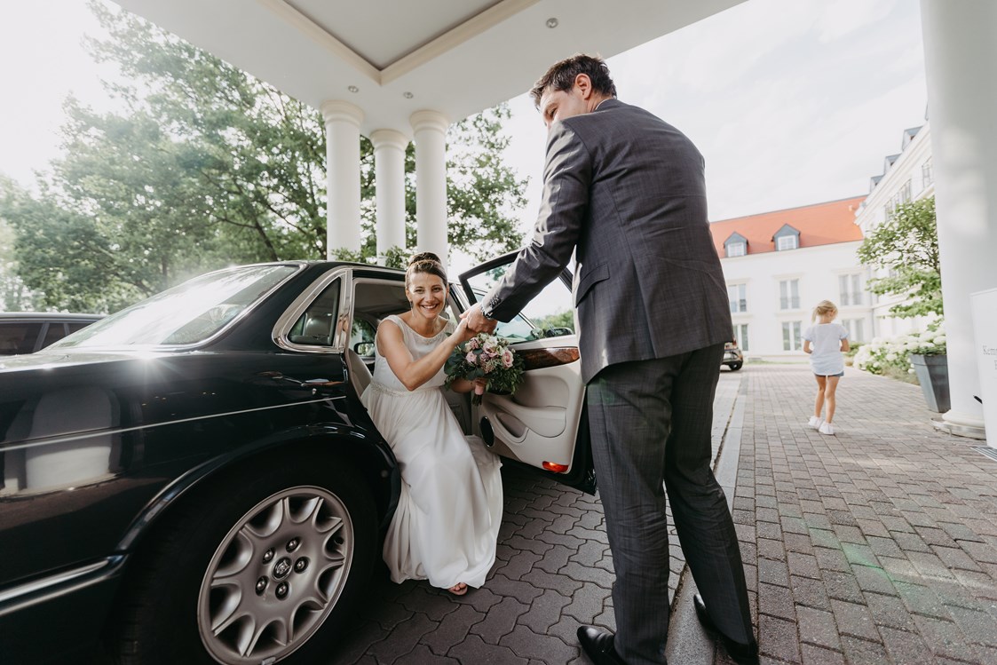 Hochzeit: Mit Pferdekutsche oder Rolls-Royce direkt vor den Eingang des Kempinski Hotel Frankfurt-Gravenbruch. - Kempinski Hotel Gravenbruch Frankfurt