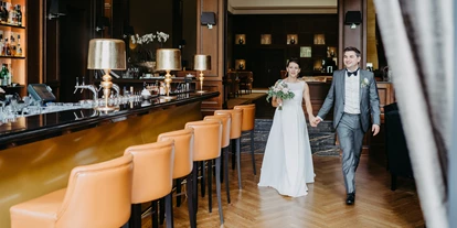 Hochzeit - Freigericht (Main-Kinzig-Kreis) - Die Bar des Kempinski Hotel Frankfurt-Gravenbruch lädt zu tollen Paarshootings ein. - Kempinski Hotel Gravenbruch Frankfurt