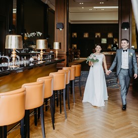 Hochzeit: Die Bar des Kempinski Hotel Frankfurt-Gravenbruch lädt zu tollen Paarshootings ein. - Kempinski Hotel Gravenbruch Frankfurt