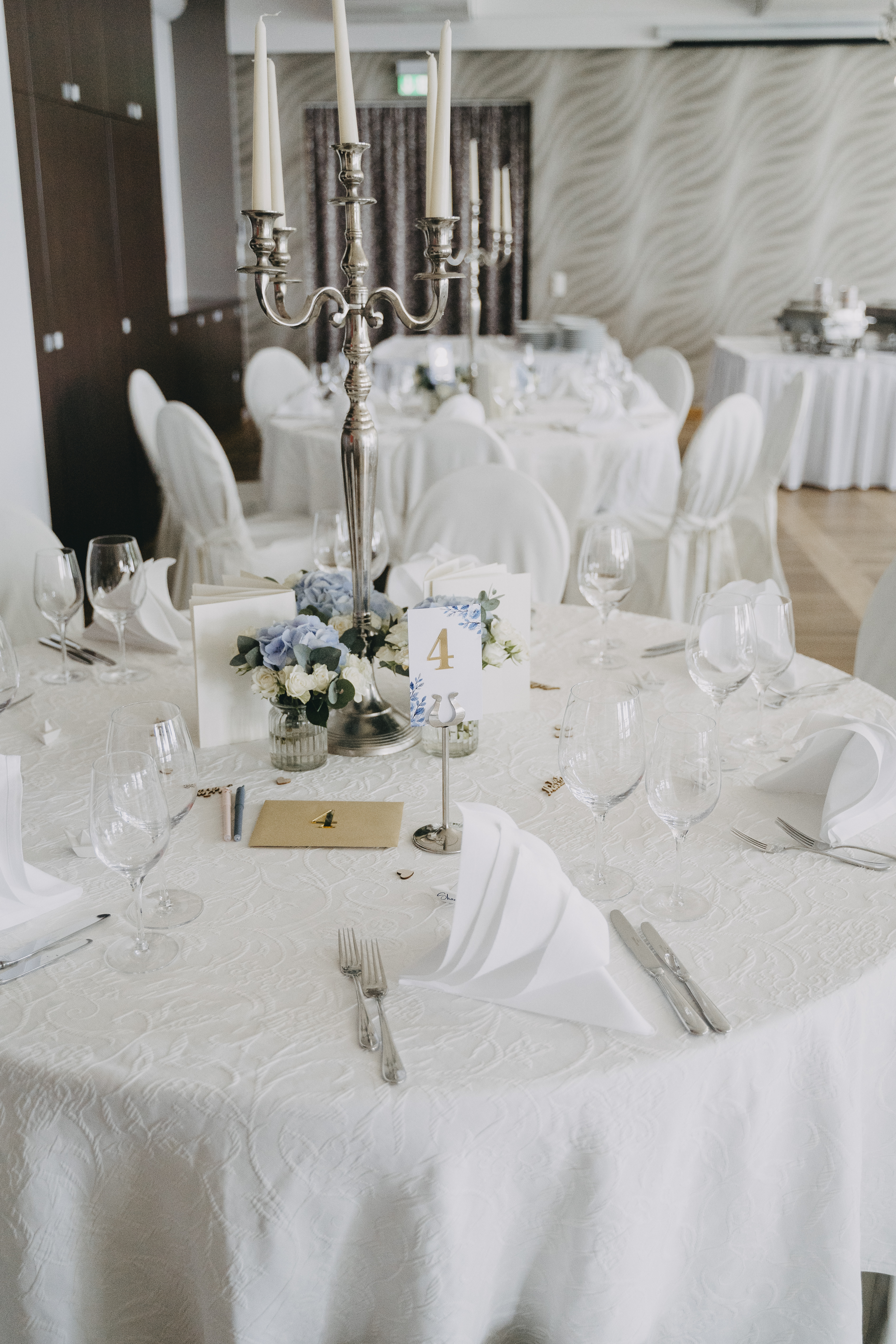 Hochzeitslocation: Runde Tische für den Festsaal vom DämeritzSeehotel. - DämeritzSeehotel