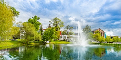Bruiloft - Thüringen - Hotelansicht mit Teich - Michel Hotel Suhl