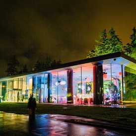 Hochzeit: Stimmungsvolle Beleuchtung für das Congresspark Igls bei Nacht. - Congresspark Igls