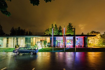 Hochzeit: Stimmungsvolle Beleuchtung für das Congresspark Igls bei Nacht. - Congresspark Igls