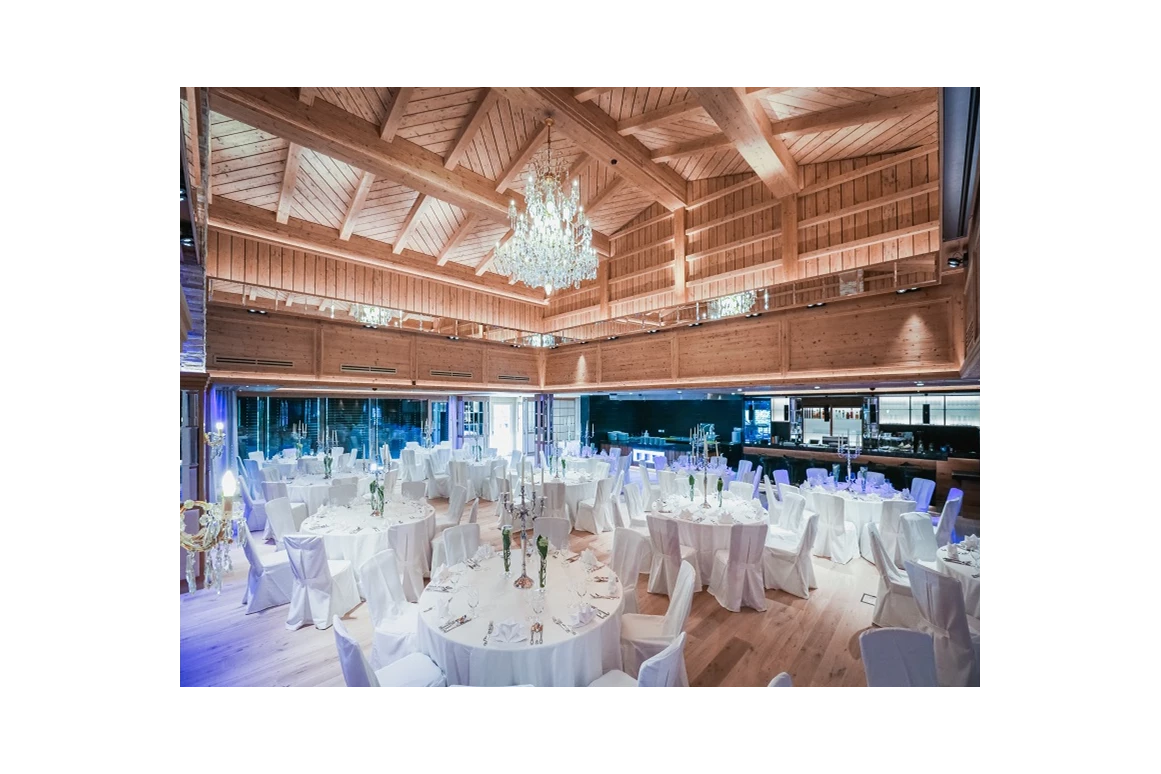 Hochzeit: Der große Festsaal des Greenvieh in Mieming. - Greenvieh Chalet