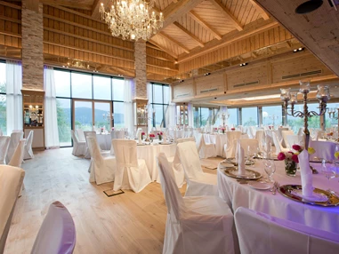Hochzeit: Der große Festsaal des Greenvieh in Mieming. - Greenvieh Chalet