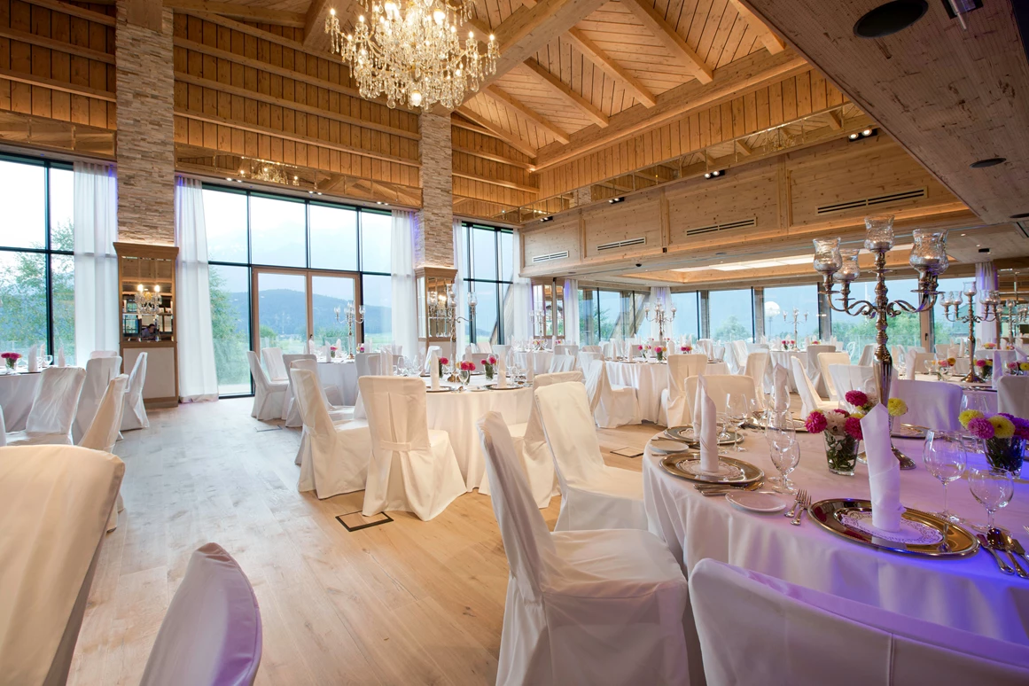 Hochzeit: Der große Festsaal des Greenvieh in Mieming. - Greenvieh Chalet