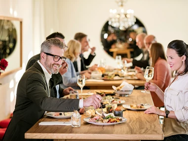 Hochzeit: Community Table  - ARCOTEL Nike Linz