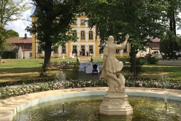 Hochzeit: Das Schloss Jägersburg überzeugt mit seinem großen Schlossgarten für Gartenhochzeiten. - Schloss Jägersburg GmbH & Co. KG