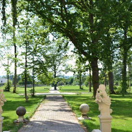 Hochzeit: Der große Schlossgarten der Jägersburg eignet sich ideal für Gartenhochzeiten im Sommer. - Schloss Jägersburg GmbH & Co. KG