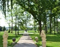 Hochzeit: Der große Schlossgarten der Jägersburg eignet sich ideal für Gartenhochzeiten im Sommer. - Schloss Jägersburg GmbH & Co. KG