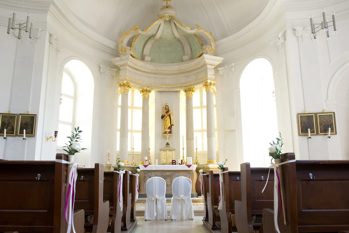 Hochzeit: Die Hauseigene Kapelle vom Schloss Jägersburg in Bayern. - Schloss Jägersburg GmbH & Co. KG
