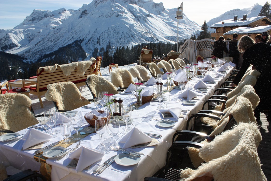Hochzeit: Hochzeitstafel auf unserer Sonnenterrasse - ein Wintertraum! - Hotel Goldener Berg & Alter Goldener Berg