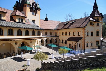 Hochzeit: Trauung im Innenhof - Naturhotel Schloss Kassegg