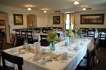 Hochzeit: Platz für bis zu 80 Personen im gemütlichen Restaurant - Naturhotel Schloss Kassegg