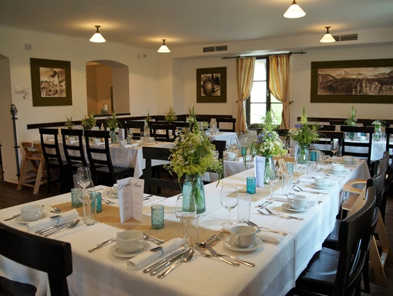 Hochzeit: Platz für bis zu 80 Personen im gemütlichen Restaurant - Naturhotel Schloss Kassegg