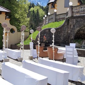 Hochzeit: Trauung vor dem Schlossbrunnen - Naturhotel Schloss Kassegg