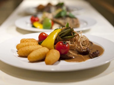 Hochzeit: Wählen Sie aus verschiedenen Gerichten Ihr Wunsch-Menü - Naturhotel Schloss Kassegg
