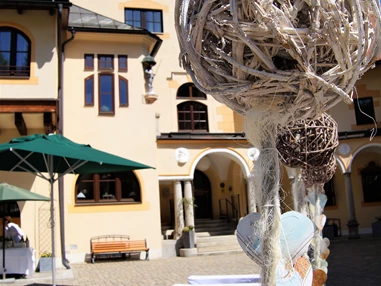 Hochzeit: Schlosshof bei Schönwetter - Naturhotel Schloss Kassegg