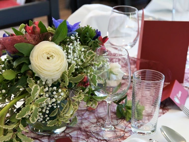 Hochzeit: Zauberhaftes Gedeck - Naturhotel Schloss Kassegg