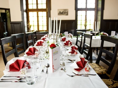 Hochzeit: Liebevoll dekorierte Tische und kulinarische Köstlichkeiten schaffen den gebührenden Rahmen für Ihre Feier. 
 - Naturhotel Schloss Kassegg