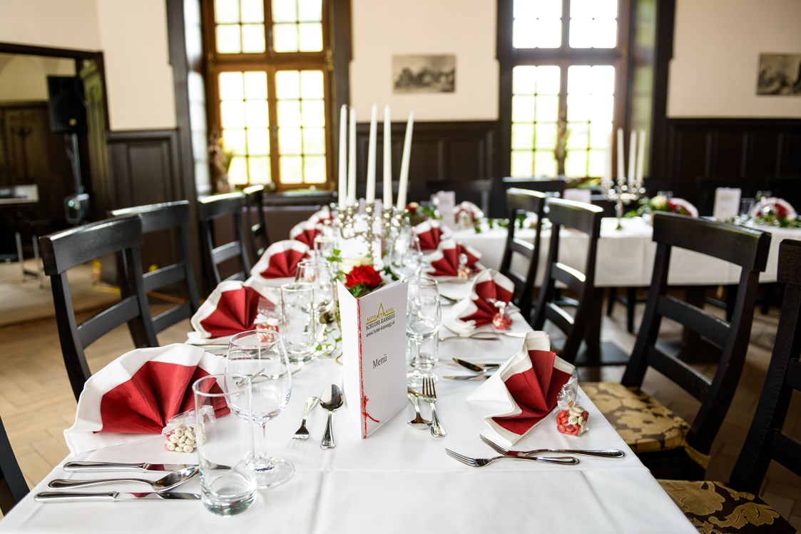 Hochzeit: Liebevoll dekorierte Tische und kulinarische Köstlichkeiten schaffen den gebührenden Rahmen für Ihre Feier. 
 - Naturhotel Schloss Kassegg