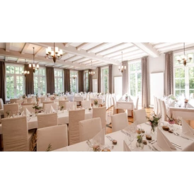 Hochzeit: der große Saal, mit gedeckten Tischen - Jagdschloss Malepartus