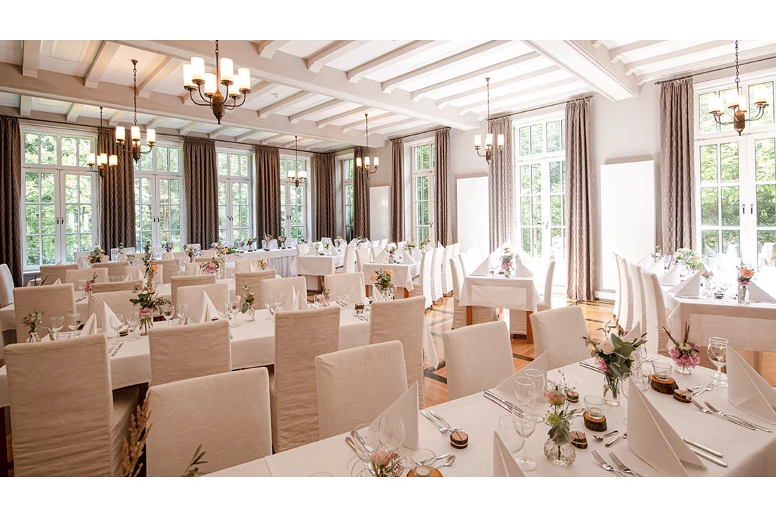 Hochzeit: der große Saal, mit gedeckten Tischen - Jagdschloss Malepartus