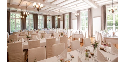Hochzeit - Geeignet für: Geburtstagsfeier - Ellerbek - der große Saal, mit gedeckten Tischen - Jagdschloss Malepartus