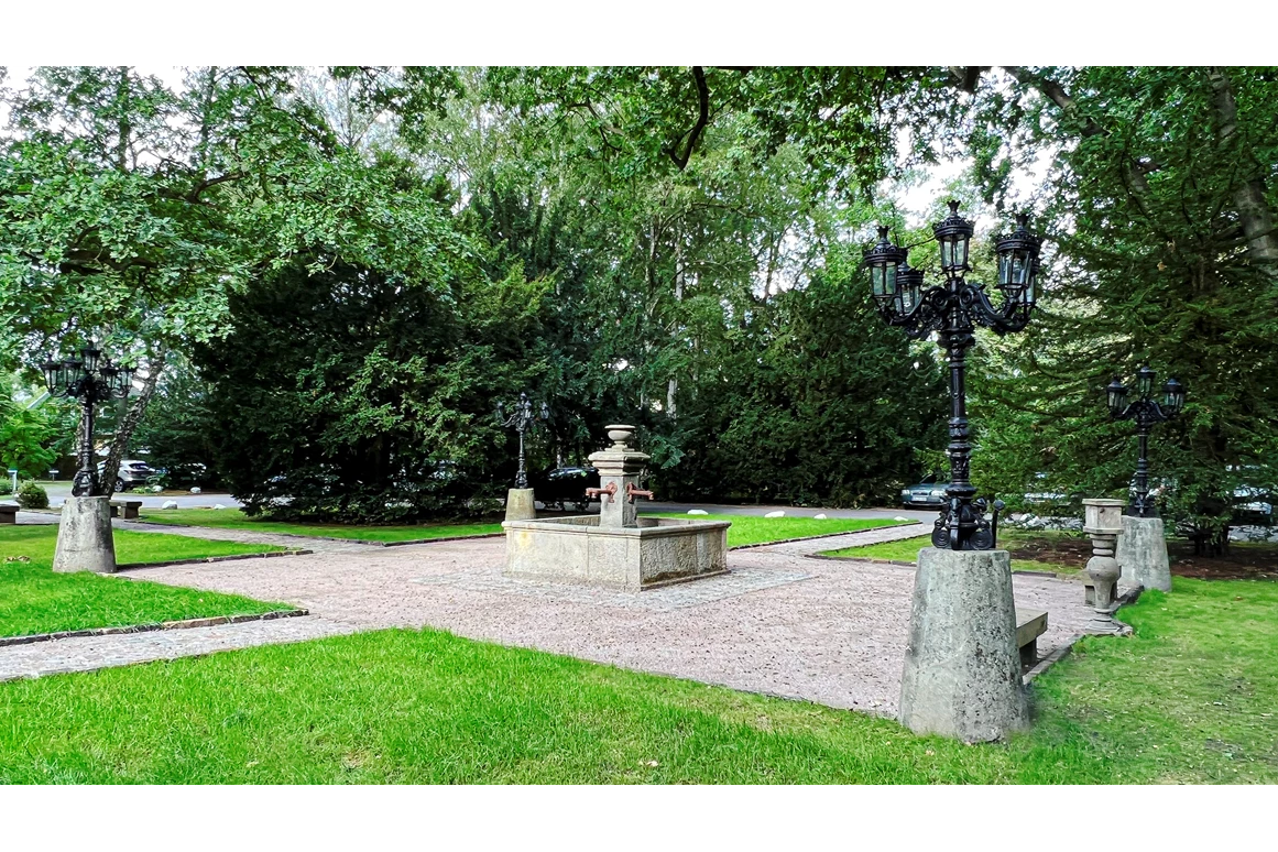 Hochzeit: der brunnen vor dem Schloss im Park - Jagdschloss Malepartus
