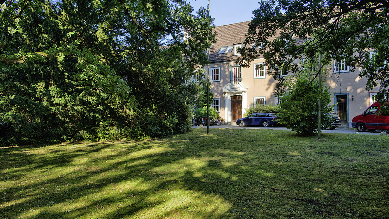 Hochzeitslocation: Blick durch den Park auf das Jagdschloss - Jagdschloss Malepartus