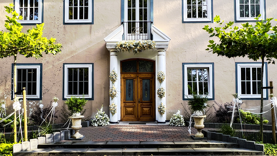 Hochzeitslocation: Der dekorierte Eingang vom Jagdschloss Malepartus - Jagdschloss Malepartus