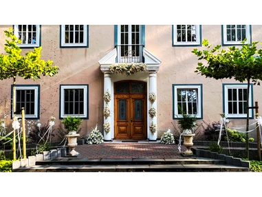 Hochzeit: Der dekorierte Eingang vom Jagdschloss Malepartus - Jagdschloss Malepartus