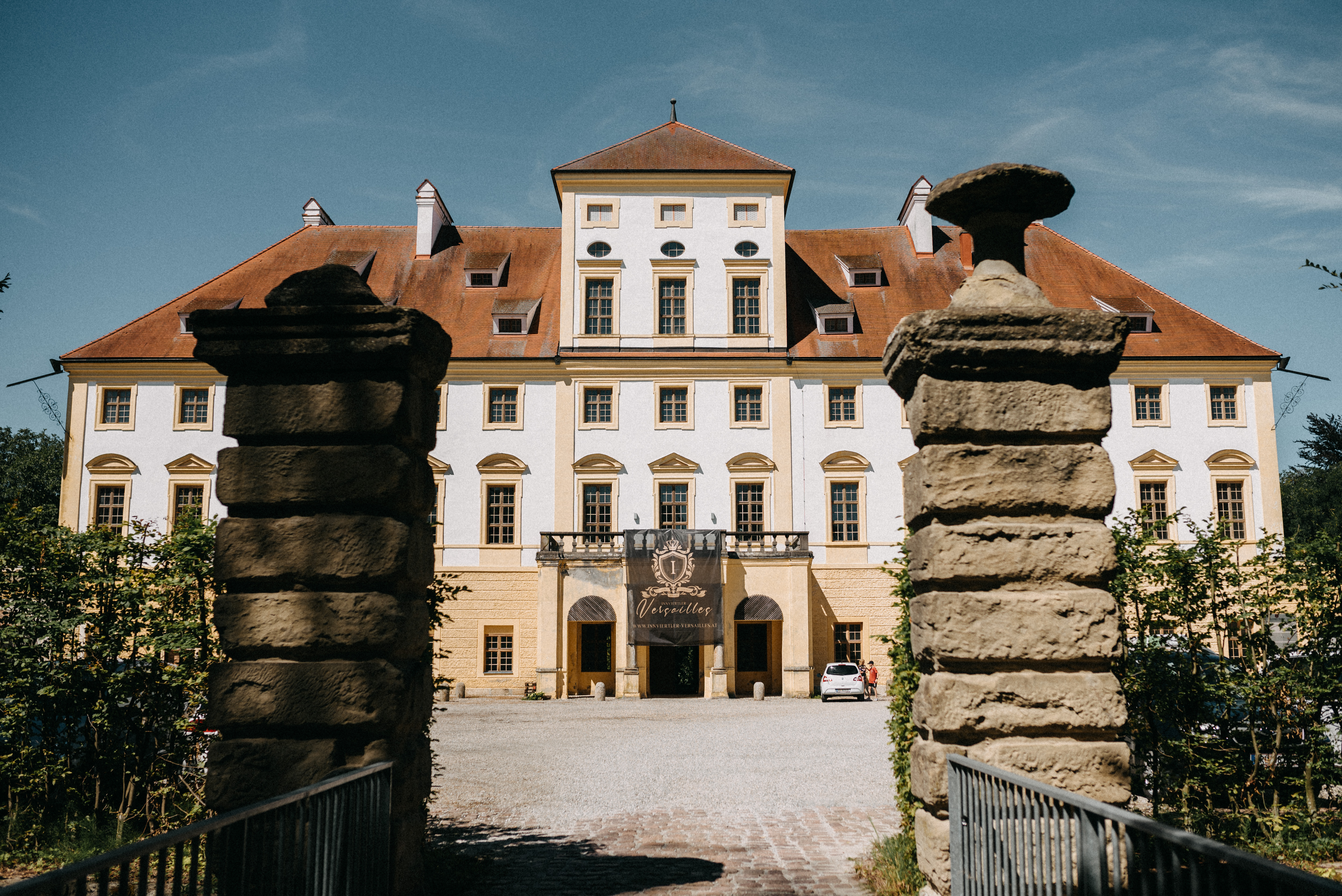 Wedding - Kirche - Außenansicht unseres schönen Barockschlosses, welches von allen Seiten von einem Wassergraben umgeben ist. - Innviertler Versailles